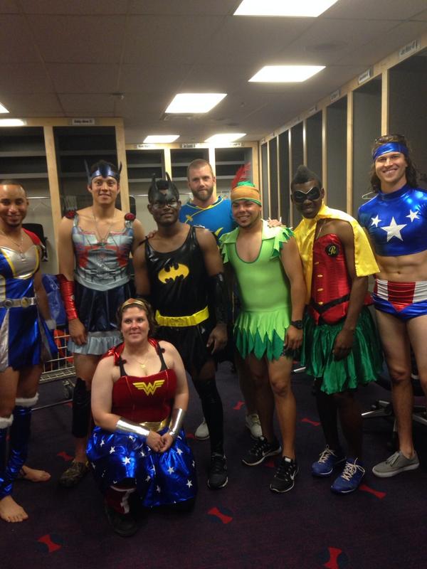 ByFjt2FIEAEs4Nb NY Mets rookies in female superhero cosplay hazing ritual