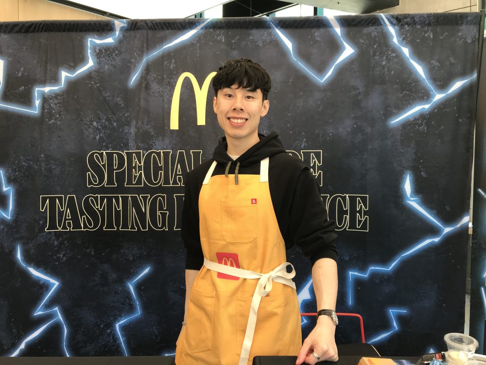 standing in front of the Special Grade Tasting Experience banner is the anime food filmmaker/YouTuber Alvin Zhou. The Host of the event. 